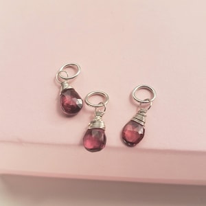 Diminuto dije de turmalina rosa briolette que cuelga con una piedra preciosa genuina de color fucsia intenso. Regalo de cumpleaños de octubre para su piedra de nacimiento.