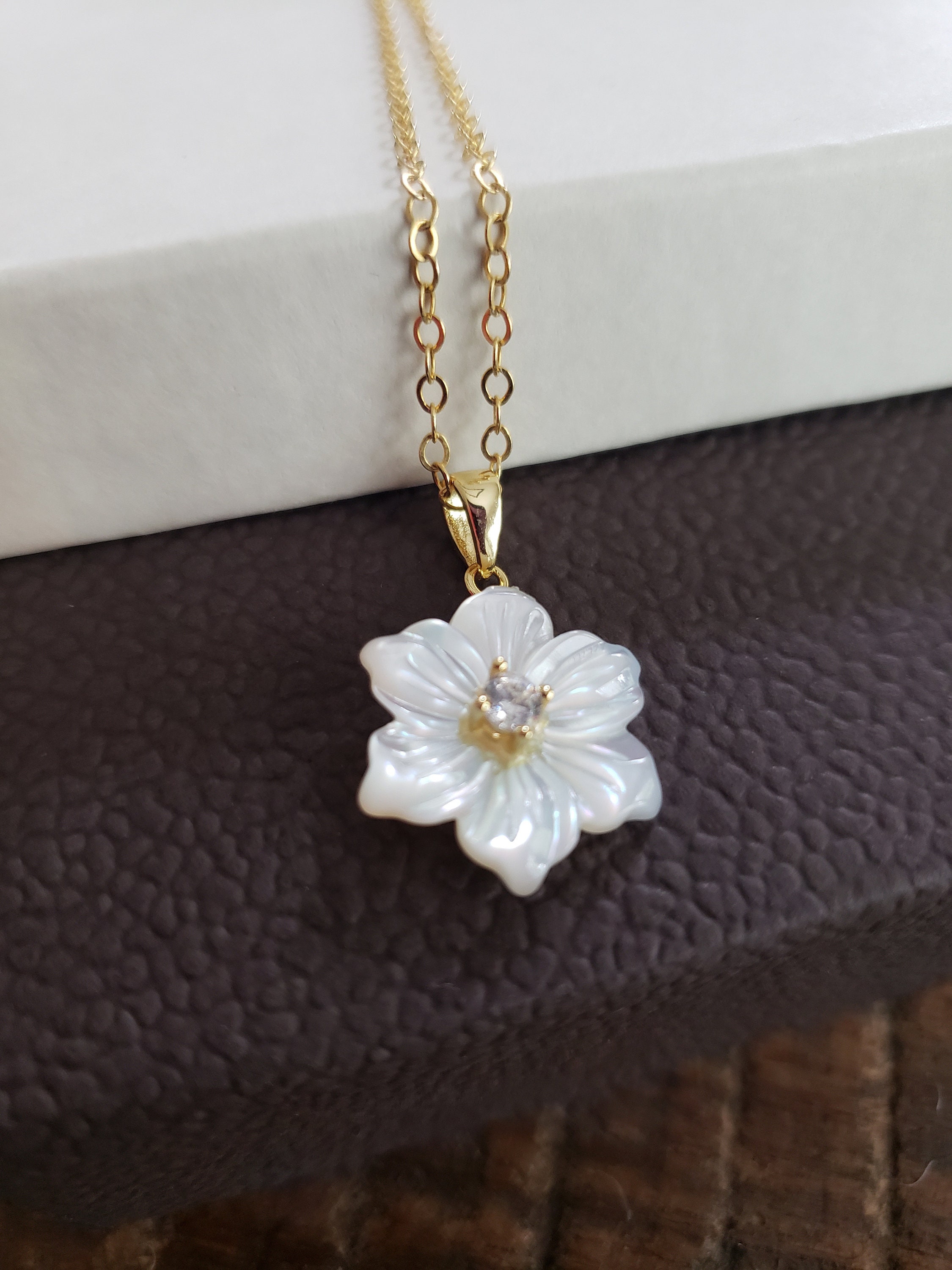 Lavari Jewelers Women's Mother of Pearl Flower Pendant Necklace
