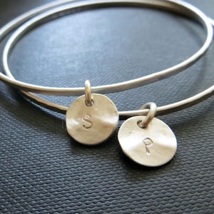 Conjunto de mejores amigos de 2 pulseras de brazalete apilables iniciales, joyería personalizada, pulsera de capas de amistad, regalo de hermanas, bestie