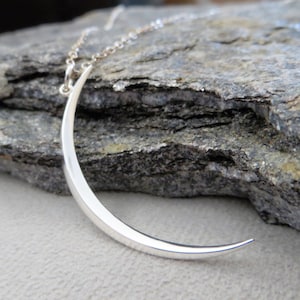 Dünne Mond Halskette, Halbmond Halskette, himmlischer Schmuck, Sterling Silber, lange Kette erhältlich Muttertagsgeschenk
