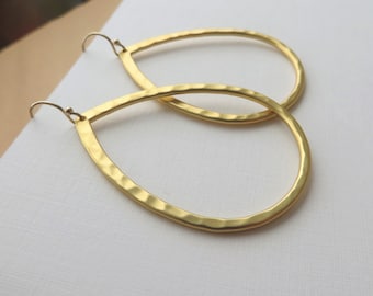 Pendientes de aro con forma de lágrima, modernos pendientes de aro metálicos con acabado martillado, aros dorados minimalistas geométricos llamativos.