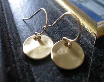 Gold disc Earrings, hammered coin earrings, simple classic everyday jewelry, modern, nymetals