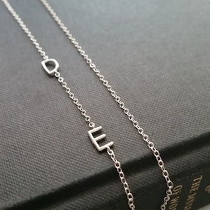Collar inicial lateral, collar inicial de plata, joyería personalizada, 1,2,3,4,5 encantos de carta, regalo de Navidad inspirado celebridad