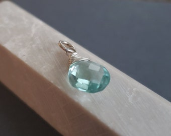 AAA Aquamarine quartz gemstone charm, enveloppé de fil. Gemme bleue verte pendante