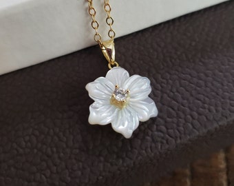 Perlmutt Blumen Anhänger Halskette, weißer Blüten Charme, Geschenk für sie, floraler botanischer Hochzeitsschmuck