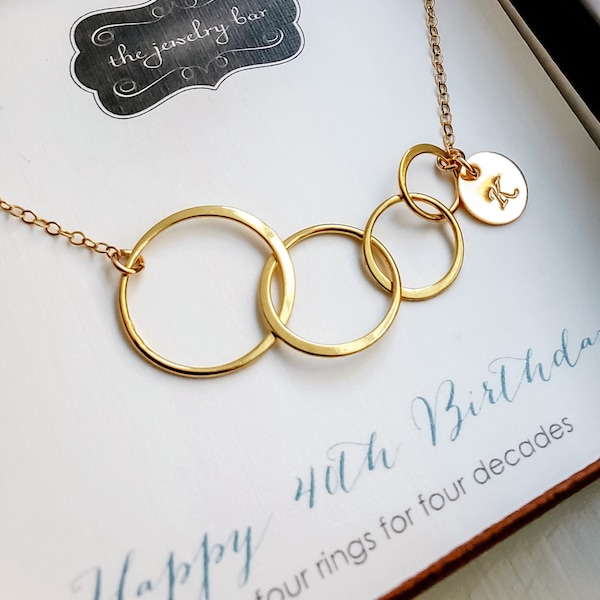 Cadeaux du 40e anniversaire pour les femmes, quatre bagues et collier initial, cadeau d'anniversaire pour femme de 40 ans, meilleure amie quarantième, sœur devenue grande 4-0