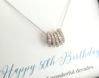 Collana per il 50° compleanno con cinque anelli eternity scintillanti di strass, regalo di compleanno per una donna che compie 50 anni, collana per i 5 decenni