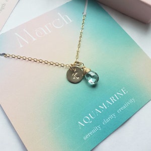 Conjunto de collar inicial de piedra de nacimiento de marzo, piedra preciosa de aguamarina con etiqueta inicial, regalo de cumpleaños personalizado, tarjeta de cumpleaños de marzo incluida