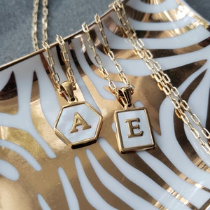 Personalisiertes Geschenk für sie, Perlmutt Initial Halskette, Gold Anhänger Alphabet Buchstabe, Briefklammer Kette, nickelfrei hypoallergen
