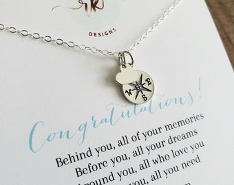 Regalo di laurea per la classe del 2026, collana con ciondolo a forma di cuore con bussola in argento e oro, personalizzabile con incisione, per laureati e diplomati delle scuole superiori. Congratulazioni!