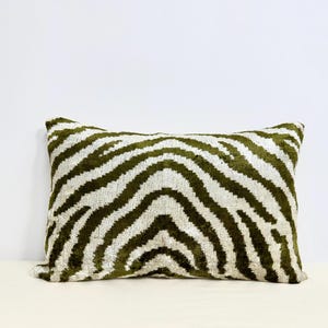 Funda de cojín lumbar de terciopelo ikat con estampado de cebra verde: Cojín de seda hecho a mano (14x24)