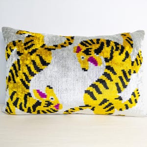 Housse de coussin en velours de soie ikat Tiger | Coussin tigre jaune tissé à la main | Coussin décoratif à imprimé animal | 16 x 24 pouces