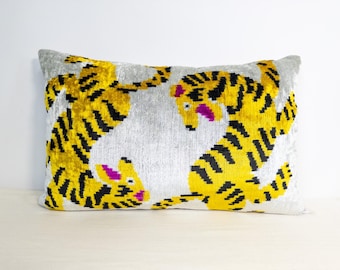 Funda de almohada de terciopelo de seda Tiger Ikat: cojín tejido a mano con estampado animal (40,6 x 61 cm)