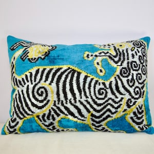 Housse de coussin ikat en velours 40 x 60 | Coussin en soie fait main | Housse de coussin ikat tigre turquoise | Coussin animal en velours de soie tissé à la main