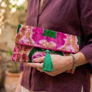 Bolso de mano de terciopelo rosa con estampado ikat: bolso de noche bohemio de seda hecho a mano.