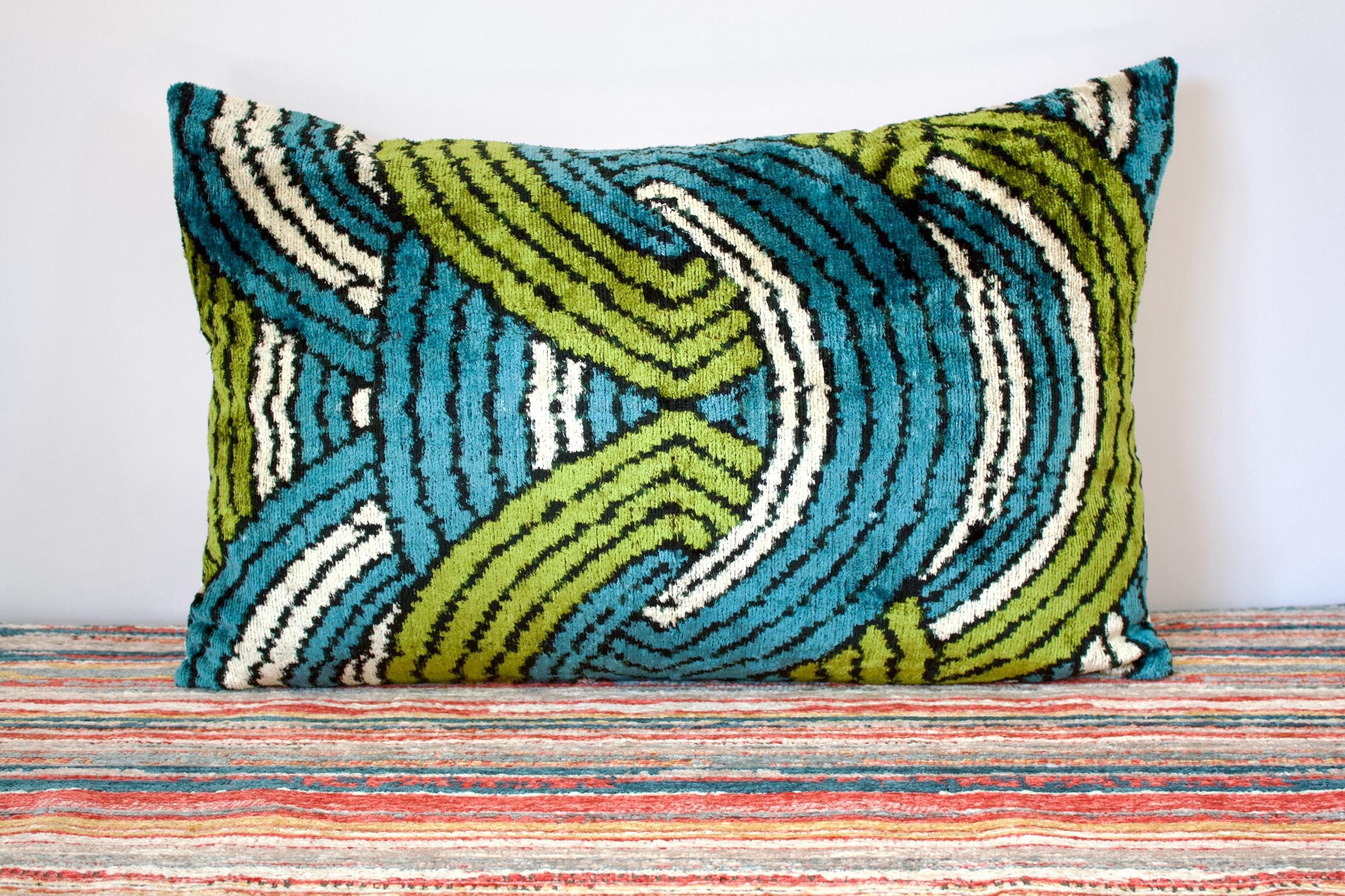 JV3. ウズベキスタン直輸入 シルクの手織りイカット ベルベット キリム