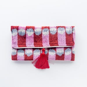 Bolso de mano de seda ikat rojo y rosa con borla / Monedero de noche de terciopelo tejido a mano / Cartera pequeña estilo bohemio / Cojín de terciopelo ikat