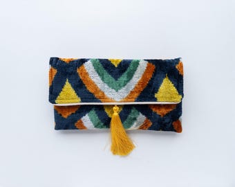 Handgefertigte Samt Ikat Clutch: Boho Chic Abendtasche mit Quaste