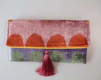 Fluwelen ikat-clutch: handgeweven zijden portemonnee met kwastje