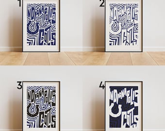 Könnte beinhalten: Vier gerahmte Drucke mit dem Text "Indianapolis Colts" in einem stilisierten Design. Die Drucke weisen ein blau-weißes Farbschema auf, bei einigen mit einer Hufeisen-Grafik. Die Rahmen sind schwarz.