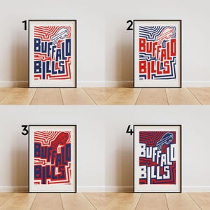 Puede incluir: Cuatro impresiones enmarcadas con la frase "Buffalo Bills" en una fuente audaz y estilizada. Cada impresión tiene un esquema de color diferente, con rojo, blanco y azul dominando. Las impresiones se muestran contra una pared blanca y un suelo de madera.