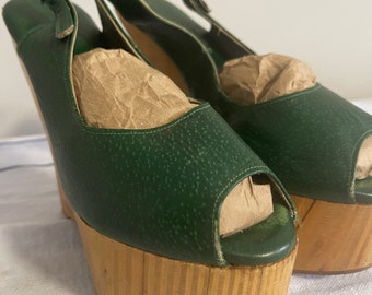 1970s Vintage rare green leather slingback platform shoes with wooden platform Womens 7