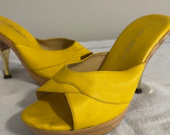 Remix 1950s style pin up girl yellow wooden platform mules with gold tip on heel Womens 7