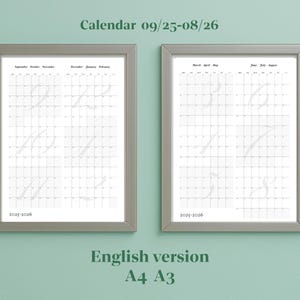 以下が含まれることがあります： 2025年9月25日から2026年8月26日までの6か月分のカレンダーが2つ、額装されています。最初のカレンダーは9月から2月まで、2番目のカレンダーは3月から8月まで表示されています。カレンダーには「カレンダー 09/25-08/26」と「英語バージョン A4 A3」とラベル付けされています。