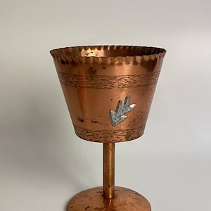 Vaso vintage sueco de cobre sobre pedestal, cachepô martelado, decoração de meados do século XX