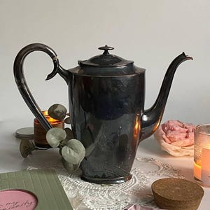 Cafetera sueca antigua bañada en plata, tetera vintage de alpaca, vajilla escandinava