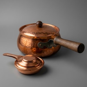 Juego de utensilios de cocina suizos vintage, cacerola de cobre martillado con tapa y quemador de alcohol, juego para fondue.