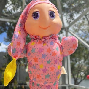 Può includere: Una tazza di ceramica bianca con manico nero e la scritta "But First, Coffee" in grassetto nero. La tazza è posta su uno sfondo sfocato, che suggerisce un'atmosfera accogliente.