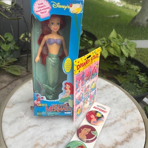 Boneca Ariel vintage da TYCO, adesivos e pins da Pequena Sereia (1989) imagem 4