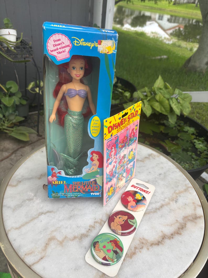 Boneca Ariel vintage da TYCO, adesivos e pins da Pequena Sereia (1989) imagem 4