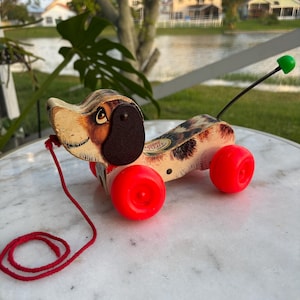 Vintage Fisher-Price Little Snoopy trekspeelgoed 1965 houten hondenkwekerij decor retro peuter speelkameraadje