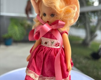 ヴィンテージベビー人形 金髪 青い目 ピンクのレースドレス レトロな