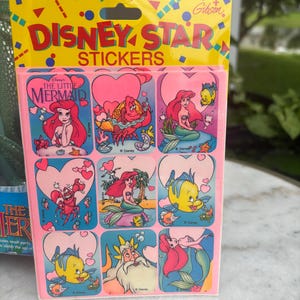 Boneca Ariel vintage da TYCO, adesivos e pins da Pequena Sereia (1989) imagem 5