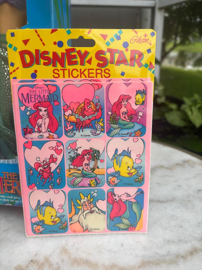 Boneca Ariel vintage da TYCO, adesivos e pins da Pequena Sereia (1989) imagem 5