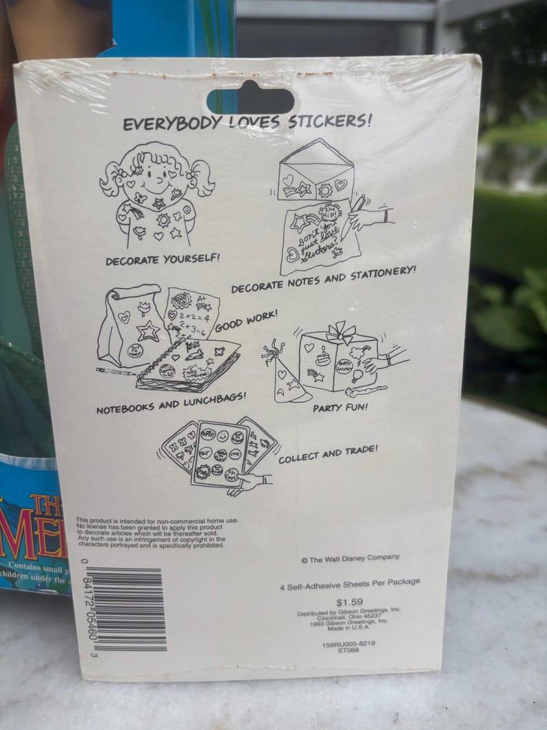 Pode incluir: Um suporte de cart&atilde;o retangular para um conjunto de autocolantes com ilustra&ccedil;&otilde;es de linhas a preto e branco que mostram v&aacute;rias formas de usar autocolantes. O texto diz EVERYBODY LOVES STICKERS, DECORATE YOURSELF, DECORATE NOTES AND STATIONERY, GOOD WORK, NOTEBOOKS AND LUNCHBAGS, PARTY FUN e COLLECT AND TRADE. Um c&oacute;digo de barras e informa&ccedil;&otilde;es de direitos de autor est&atilde;o impressos na parte inferior.