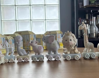 Precious Moments-verjaardagstreinbeeldjes – Enesco keramische dieren jaren 80 (set)