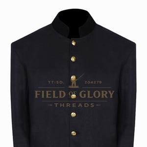 Könnte beinhalten: Marineblaue Jacke mit Stehkragen und goldenen Knöpfen. Die Jacke hat schwarze Manschetten und das Logo "FIELD OF GLORY - THREADS". Es ist ein formelles Kleidungsstück.