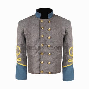 Op de afbeelding: Een grijze jas in burgeroorlogstijl met een blauwe kraag en manchetten. De jas heeft gouden knopen en decoratieve gouden borduursels op de mouwen. De tekst "FIELD OF GLORY" is zichtbaar.