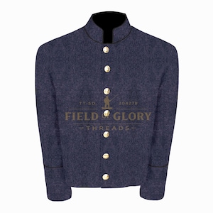 Puede incluir: Chaqueta azul marino con cuello mandarín y botones dorados. La chaqueta tiene mangas largas y cuello negro. El texto "FIELD & GLORY THREADS" está impreso en la parte delantera.