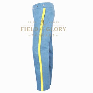 Könnte beinhalten: Hellblaue Hose mit einem leuchtend gelben Streifen an der Seite. Die Hose hat einen Knopfverschluss am Bund und ist aus strapazierfähigem Stoff gefertigt. Der Text "FIELD OF GLORY - THREADS -" ist auf dem Bild aufgedruckt.