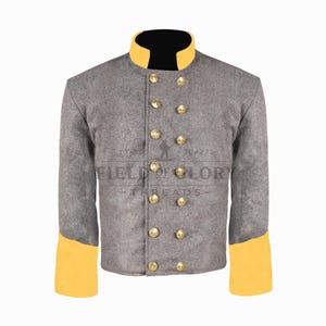 Könnte beinhalten: Graue Jacke im Stil des Bürgerkriegs mit schwarzem Kragen und gelben Verzierungen an den Manschetten und am Kragen. Die doppelreihige Jacke hat goldfarbene Knöpfe und den Text "FIELD OF GLORY THREADS".