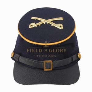Puede incluir: Kepi azul marino con visera negra, con un emblema dorado de sables cruzados. El sombrero tiene un ribete amarillo y una correa de cuero negro con hebilla dorada. El texto "FIELD OF GLORY - THREADS -" está impreso.