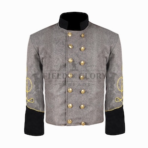 Op de afbeelding: Een grijze jas in burgeroorlogstijl met een zwarte kraag en manchetten. De jas heeft goudkleurige knopen en gele borduursels op de mouwen. De tekst "FIELD OF GLORY THREADS" is zichtbaar.