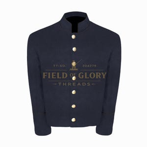 Pode incluir: Casaco azul marinho com gola mandarim e botões dourados. O casaco tem mangas compridas com acabamento castanho escuro nos punhos. O texto "FIELD OF GLORY - THREADS -" está impresso na frente.
