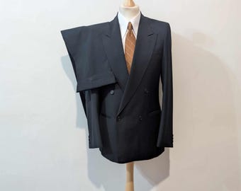 traje azul marino cruzado