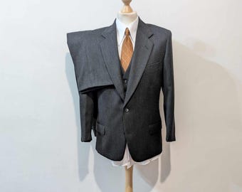 traje gris de tres piezas